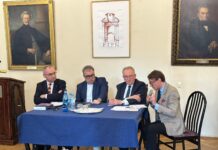 Debata pt. „Czym dzisiaj jest/powinna być praca organiczna?” Na zdjęciu widać 4 mężczyzn siedzących przt stole w sali obrad.